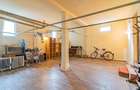 Vilă de închiriat P+1+M cu subsol, curte de 1.000 mp și livadă