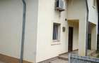 Vand proprietate formata din doua case in Targovi?te micro 4 langa magazin Anabella fost Diana
