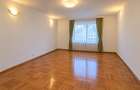 Vila Multifunctionala cu 7 Camere, Garaj + 2 Locuri de Parcare in Curt