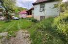 Casa de vanzare la tara , judetul Bacau, satul Bolovanis, plus anexa si sura. Suprafata teren 2000mp. - 1