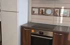 inchiriez apartament cu o camera cu curte comuna