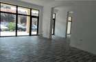 Spatiu Comercial cu 3 usi din sticla si vitrine mari - Elisabetin - 9