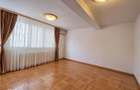 Vila Multifunctionala cu 7 Camere, Garaj + 2 Locuri de Parcare in Curt