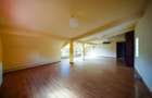 CASĂ CU TEREN 262 MP ȘI SPAȚIU COMERCIAL – SECTOR 4, BUCUREȘTI - 28