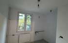 Apartament decomandat 3 camere . Apartamentul are centrala de bloc ( centrala pe scara ) - 5