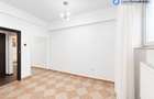 Apartament 3 camere, P-ța Romană, demisol, centrală proprie