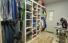 Casa cu 4 camere, curte ?i aer condi?ionat