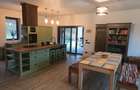 Casa Breaza, stil norvegian(Adunati), 3 ani vechime, din lemn masiv, teren 3865mp,1,5 ore pana la Bucuresti, piscina incalzita, sera sticla,, magazie