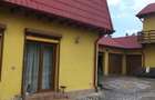 Casa de vanzare , cu spati mari frumos amenajate !