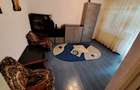Inchiriez apartament 3 camere (Micro 20 , parter) - 2