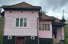 Vand casa cu 3 camere,camara,hol,pivni?a,sura,sopru,grajd curtea are 4000mp plus un teren de 17300mp