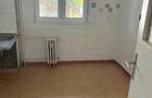 Inchireiz apartament cu 3 camere, nemobilat, decomandat, etajul 1 / 10, pe termen lung situat in Oradea,pe b-dul Dacia - 1