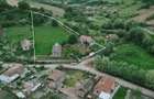 Proprietate cu poten?ial turistic reziden?ial: casa + 5.032 mp teren Puini, comuna Geaca, jud.