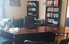 Inchiriez apartament cu 2 camere-birouri ultracentral cu parcare in curte.