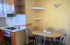 Inchiriez un apartament central. cu 2 , camere , living, curte - 2