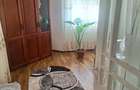 Vand proprietate cu 2 case, complet mobilate ?i utilate + terenuri ?i paduri
