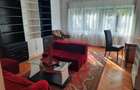 Apartament 3 camere la parter,90mp in vila cu 3 nivele, curte cu spatiu verde si pomi.