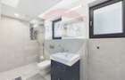 Apartament la parter ce are curte proprie , 2 camere in Bloc nou - 5