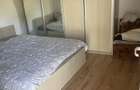 Inchiriez camere la curte