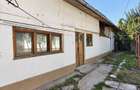 Casa 3 camere, 97 mp(etaj 1) + 2 spatii anexe in aceeasi curte