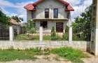 Vand casa 5 camere langa Primarie cu teren de 1000m