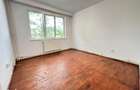 Bacau, apartament cu 3 camere, etaj 2/4, cu centrala, semicentral