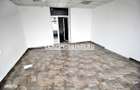 Spatiu comercial cu vitrina la strada si baie proprie - 2