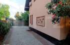 Casa individuala de vanzare Utvin 720mp teren hala de depozitare si 2 - 4