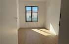 Jumatate de duplex pe parter, 3 dormitoare, curte uriasa de 383 mp, strada asfal