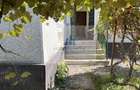 Casa pitorească la poalele muntilor