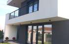 Casa noua cu 6 camere ?i curte generoasa