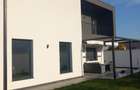 Casa noua cu 6 camere ?i curte generoasa