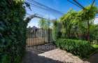 Casa parter,  situata pe colt, teren 300 mp, acces dublu - 18
