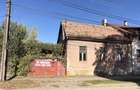 Teren intravilan ?i casa veche