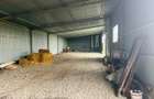 Teren intravilan de vanzare 2200m2cu hala metalica inchisa de 450m2