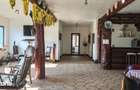 Casa cu 5 camere, 2 etaje, curte mare - 2
