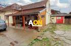 Teren intravilan cu casa, 1173 mp, la asfalt, zona Cetate