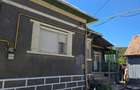 Casa cu 3 camere de vanzare, situata pe un teren de 895 mp, 4 anexe si gradina