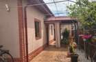 Casa cu curte, pivni?a ?i centrala pe gaz in zona urbana - 9