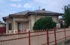 Casă cu 5 camere cu Teren 3000 Mp în Central - 1