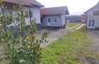 Doua case cu curte comuna! - 1