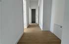 Jumatate de duplex pe parter, 3 dormitoare, curte uriasa de 383 mp, strada asfal