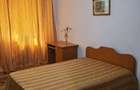 Inchiriez camere intr-un apartament de 4 camere decomandat ! Super pret !