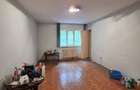 Apartament cu 4 camere de vanzare pe strada Parang