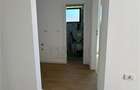 Jumatate de duplex pe parter, 3 dormitoare, curte uriasa de 383 mp, strada asfal