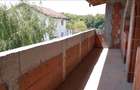 Casa la rosu,ideala pentru 2 familii