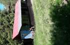 Gradina cu cabana de vanzare.