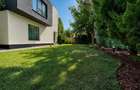 Doua case premium, intr-o zona linistita de langa padure
