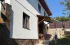 Vand casa traditionala din lemn in comuna Sotrile, judetul Prahova, intr-o zona linistita si pitoreasca, la aproximativ 10 minute de Lacul Paltinu - 1