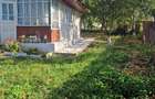 vand casa batraneasca in localitatea Burlesti,teren de 2200 mp,40 metri. - 1